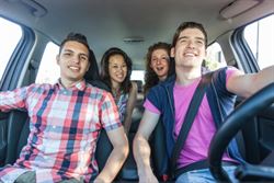 Los jóvenes españoles, entre los más prudentes en la carretera