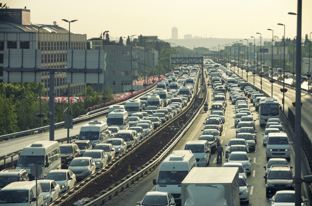 Renovar carné de conducir: Qué ocurre con la contaminación dentro del coche en los atascos