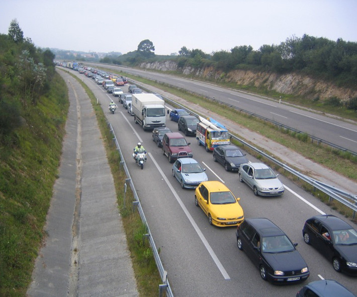 Renovar carné de conducir: 8 errores más frecuentes conduciendo en un atasco en autovía