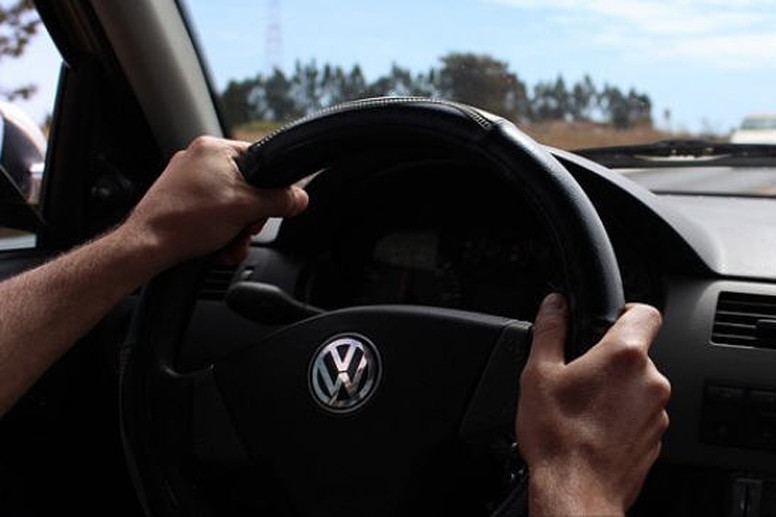 Renovar carné de conducir: Las diferentes formas de coger al volante que pueden tener una sanción