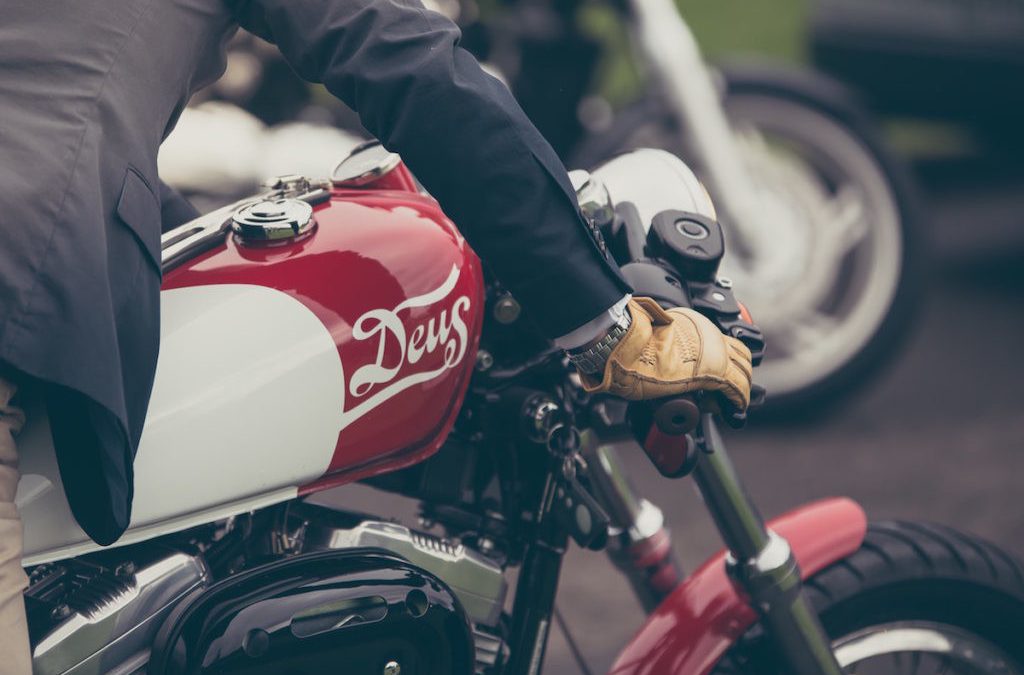 Renovar carné de conducir: Cómo elegir los guantes para la moto