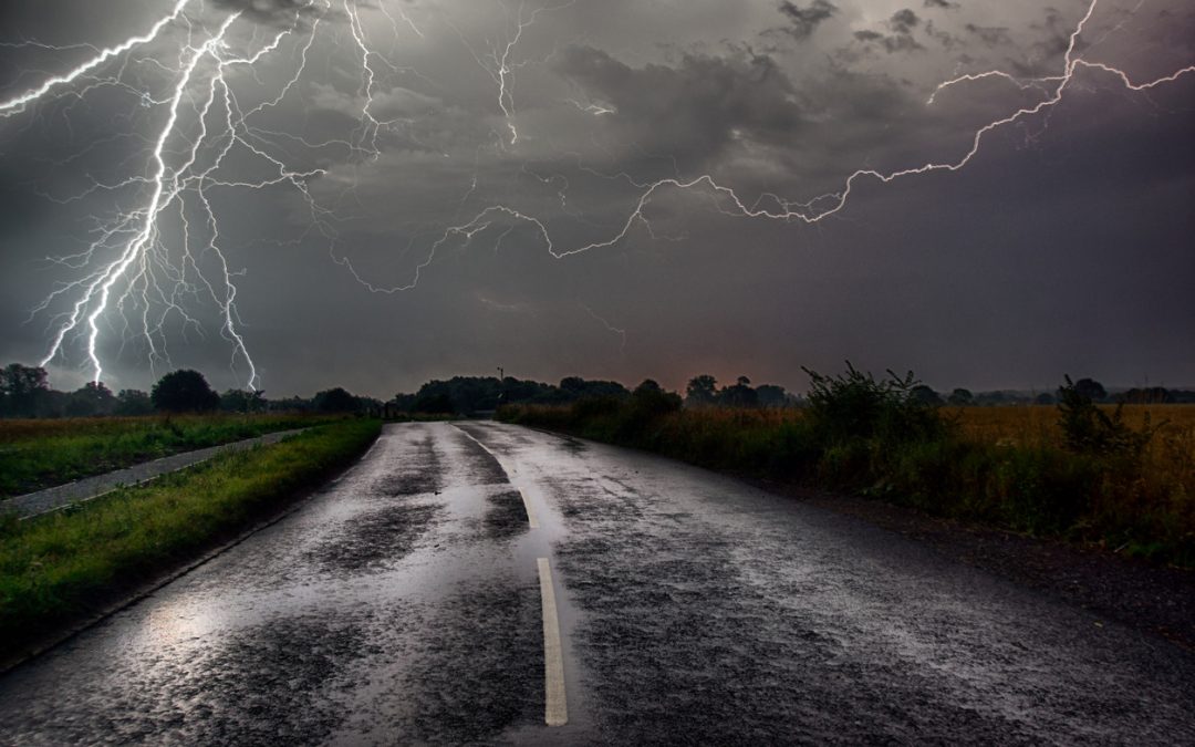 Psicotécnicos: Conducir con una tormenta eléctrica: ¿puede caer un rayo sobre mi coche?