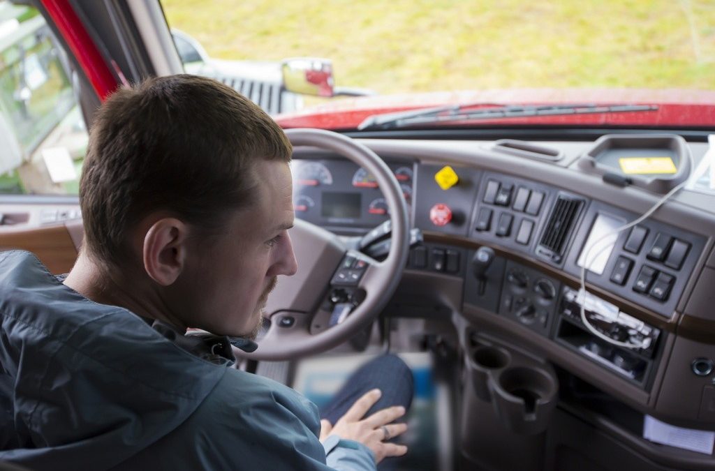 Renovar carné de conducir: Las dos manos en el volante, una asignatura pendiente para camiones