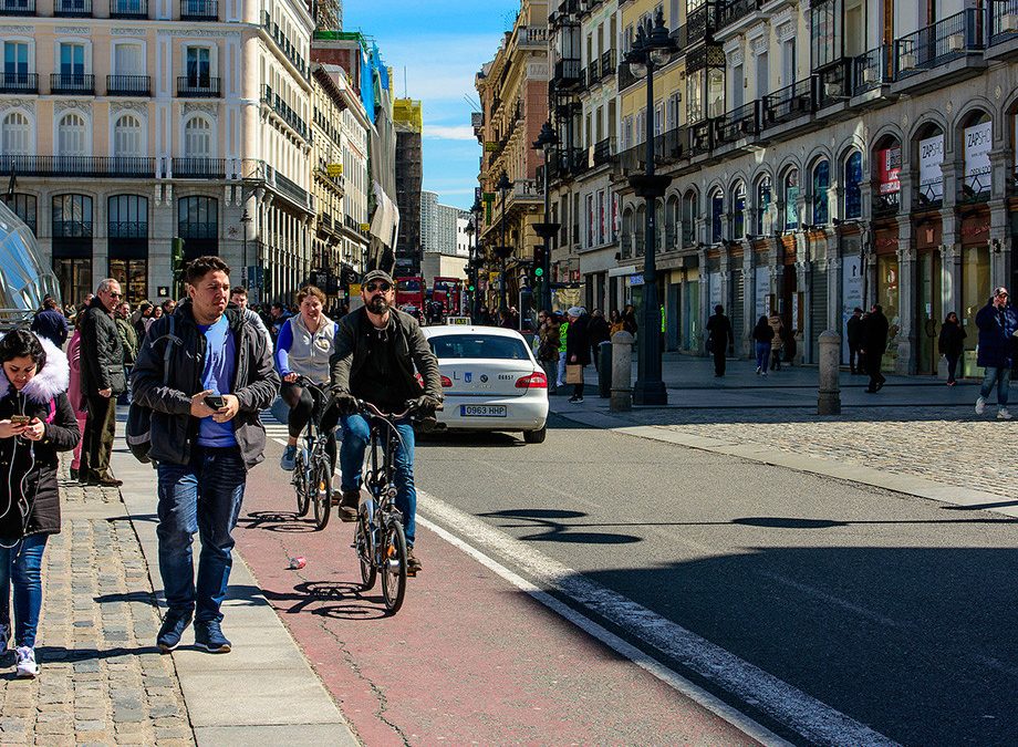 Psicotécnicos: En Madrid, en bici, podrás girar a la derecha con semáforo en rojo. ¿Qué más puedes hacer?