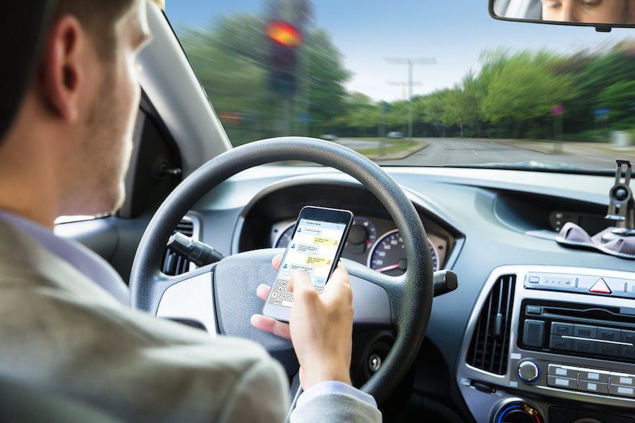 Renovar carné de conducir: Ya no hay ángulo para coger el móvil al volante sin ser detectado