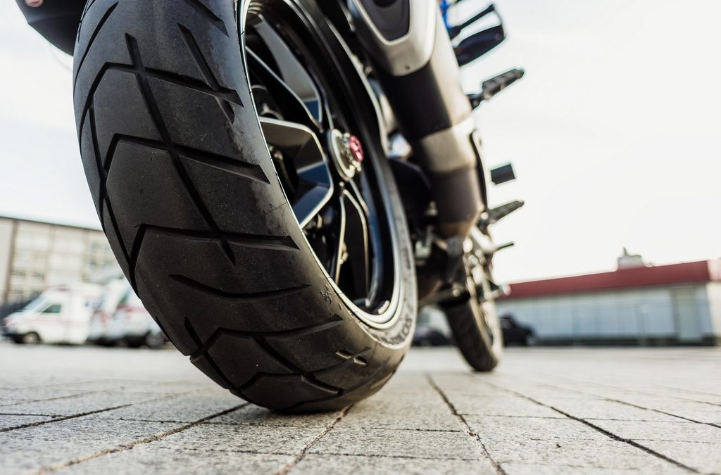 Renovar carné de conducir: Qué condiciones tienen que tener los neumáticos de una motocicleta
